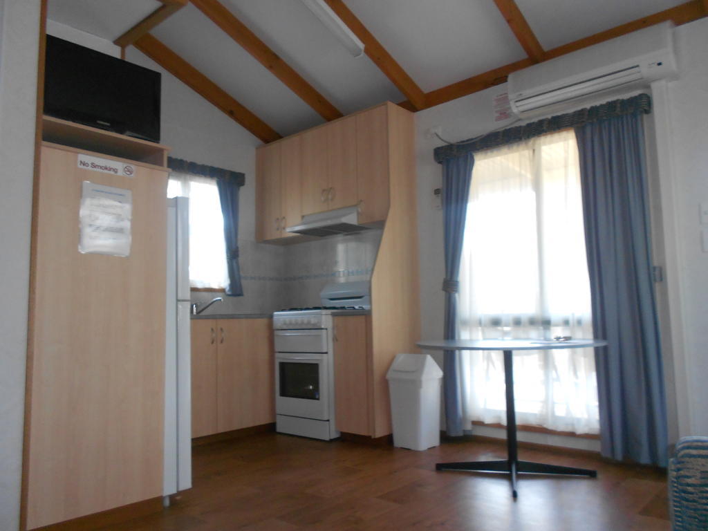 Wagga Wagga Beach Caravan Park Hotel Room photo
