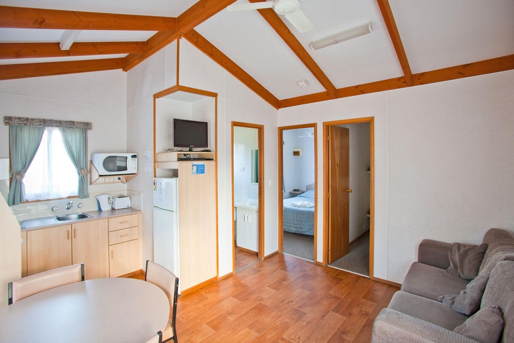 Wagga Wagga Beach Caravan Park Hotel Room photo
