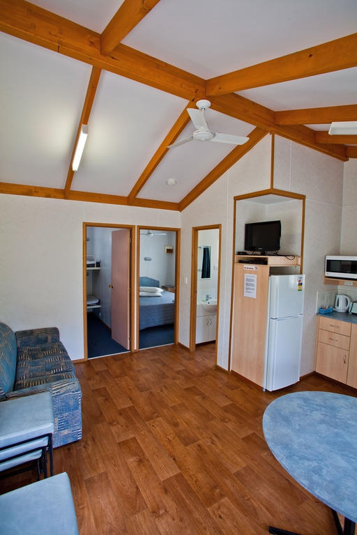 Wagga Wagga Beach Caravan Park Hotel Room photo